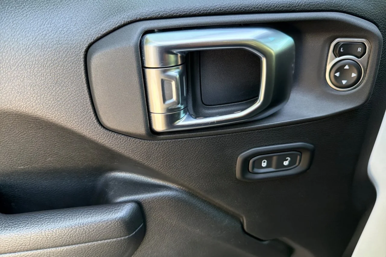 Used 2023 BRIGHT WHITE CLEAR Jeep Rubicon image 10