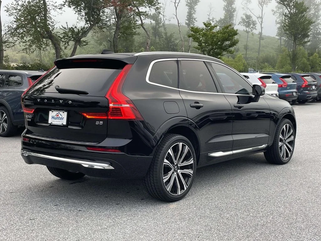 Used 2023 Onyx Black Metallic Volvo Ultimate Bright Theme image 28