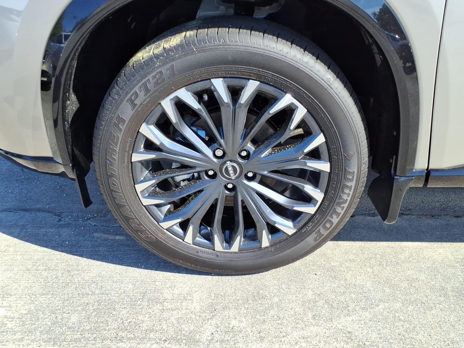 New 2026 Champagne Silver Metallic / Super Black Two-tone Nissan Platinum image 2