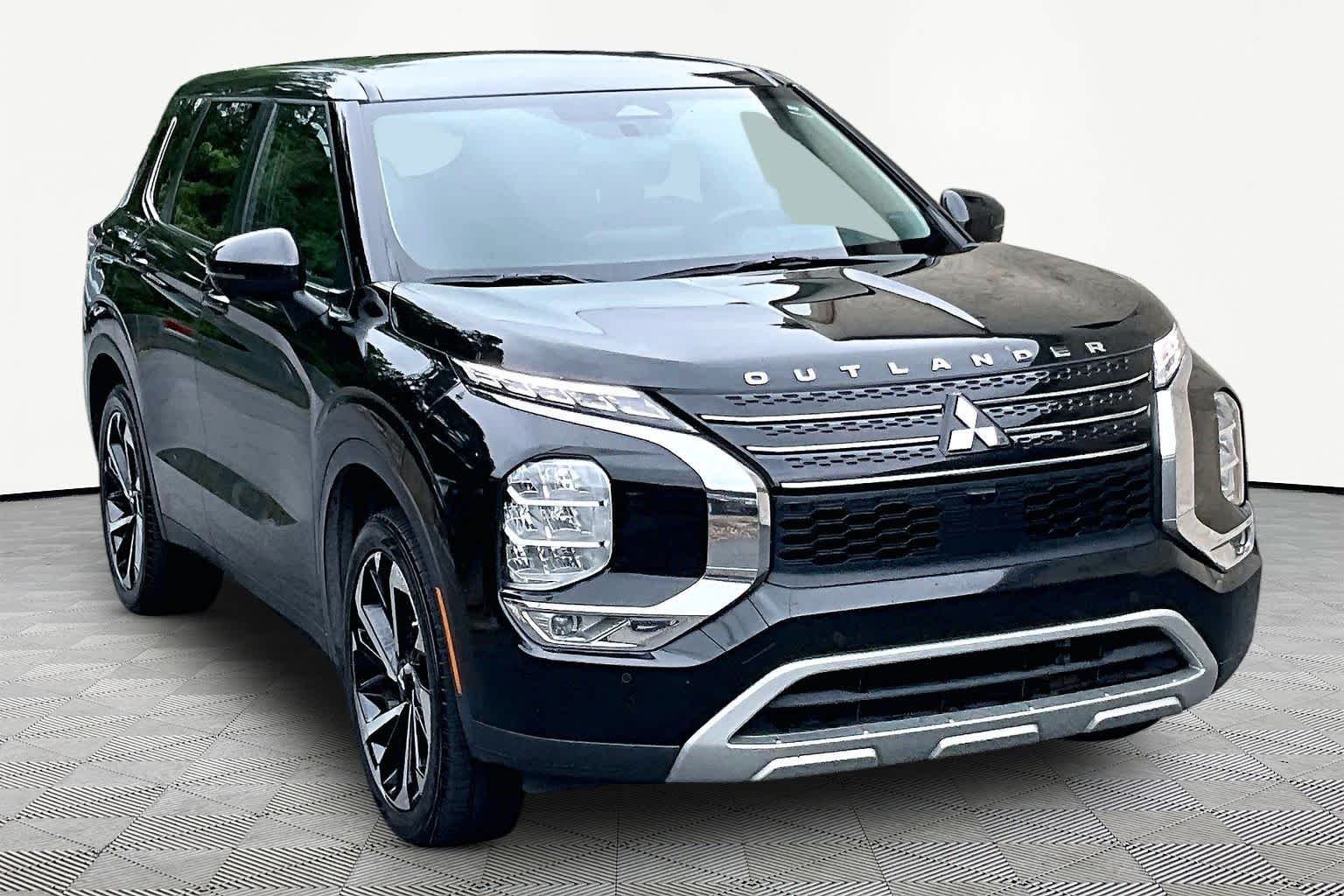 Used 2022 Black Diamond Mitsubishi SE image 3