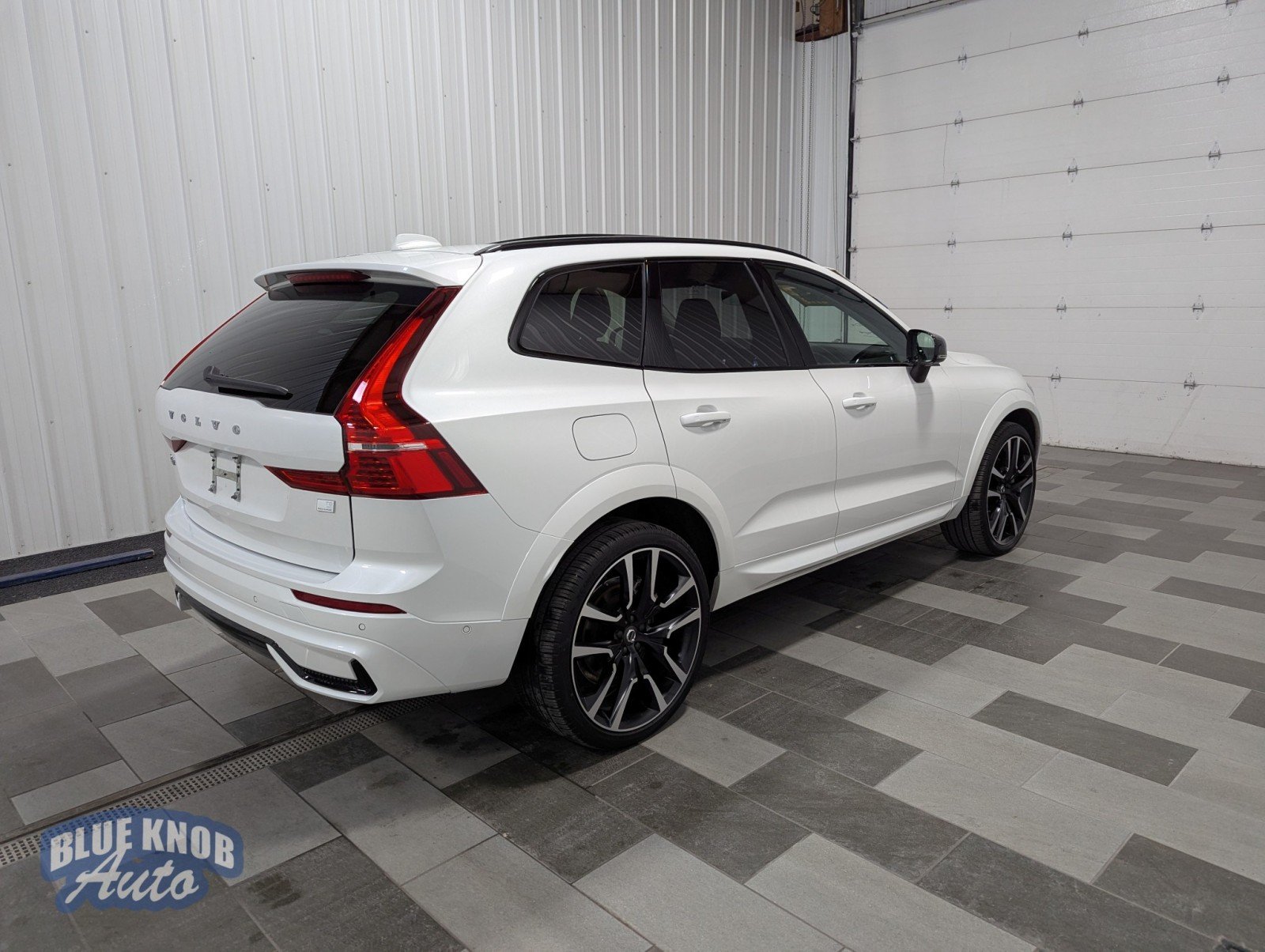 2023 Volvo XC60 Recharge Hybrid Ultimate photo 4