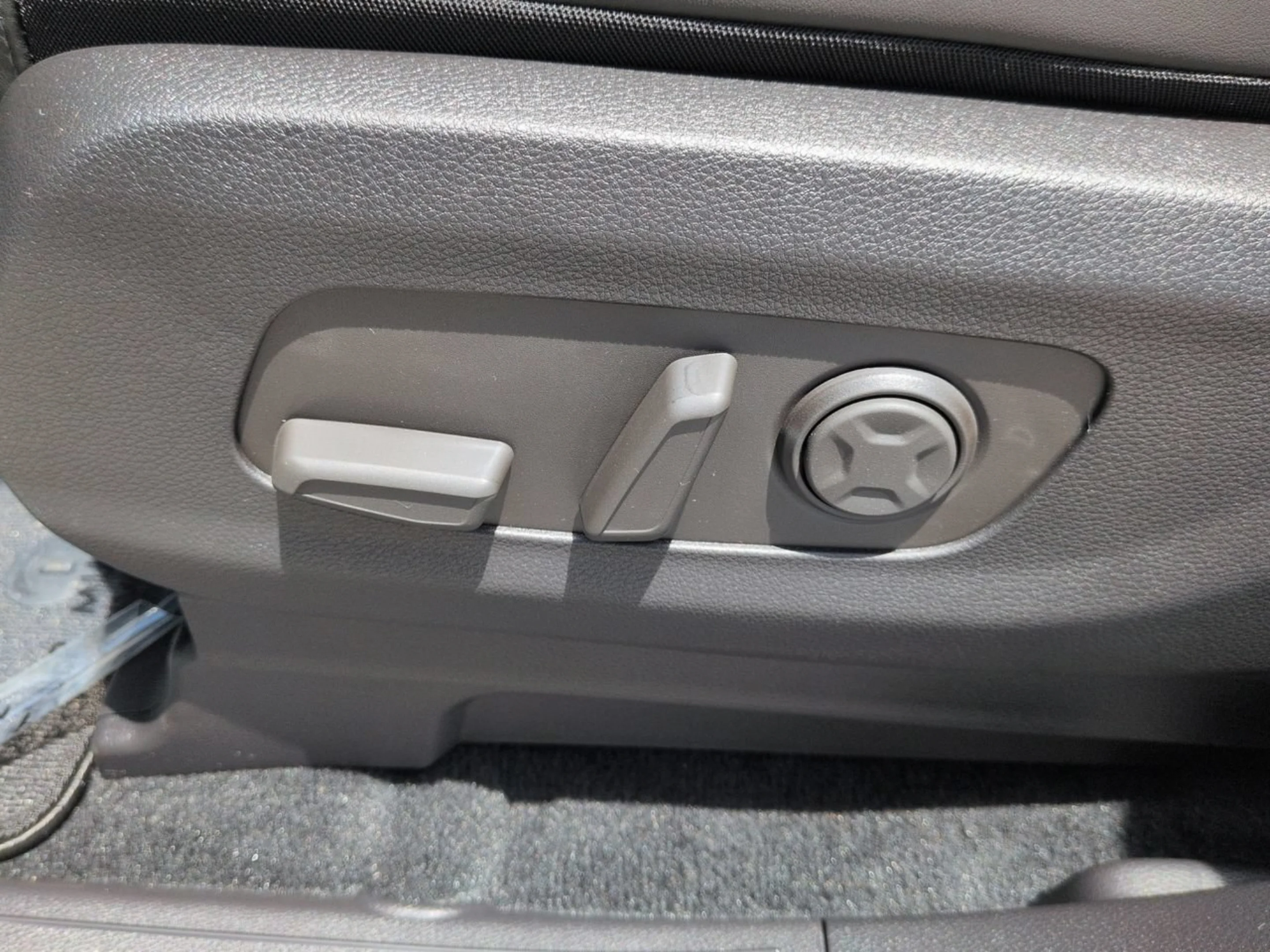 New 2027 Snow White Pearl Kia LXS image 23
