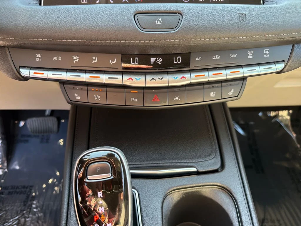 Used 2021  Cadillac Premium Luxury image 29