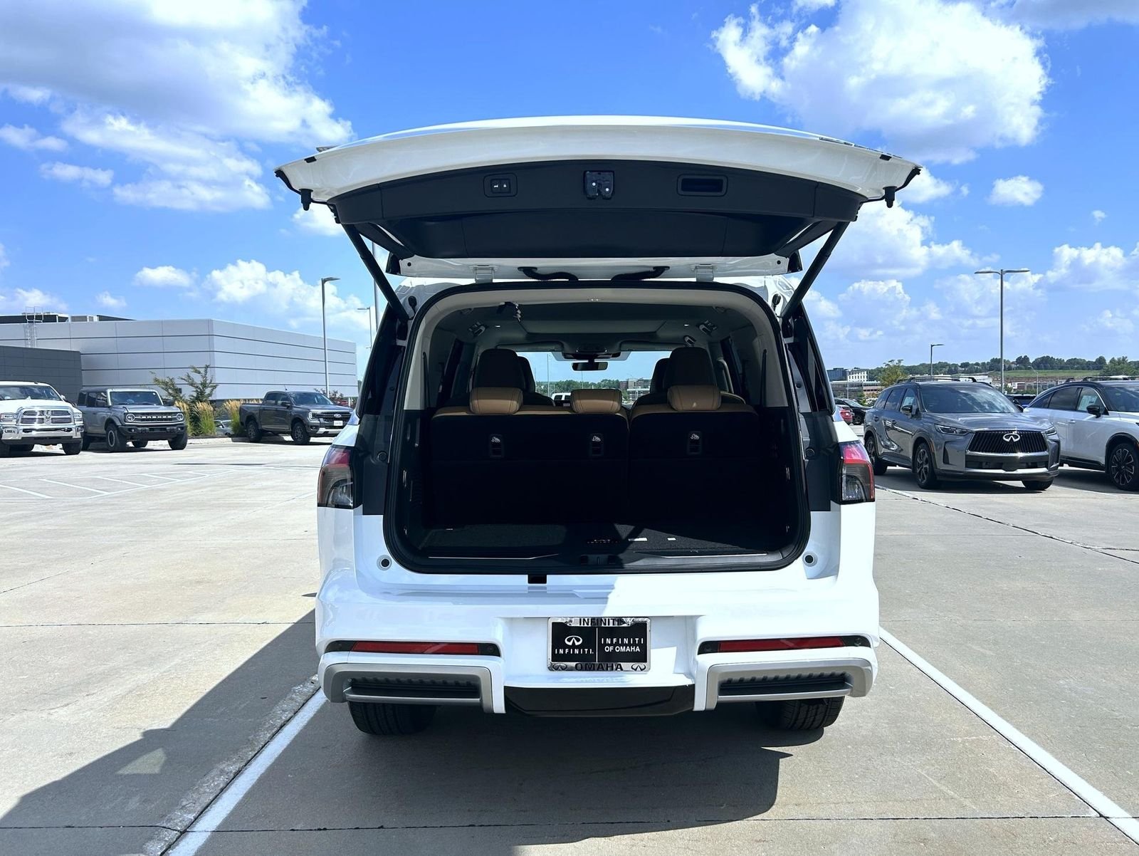 New 2027 RADIANT WHITE INFINITI Luxe 4WD image 23