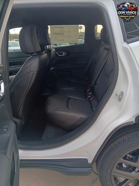 New 2026 Bright White Clearcoat Jeep Latitude image 12