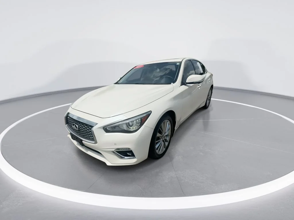Used 2023 White INFINITI LUXE image 4