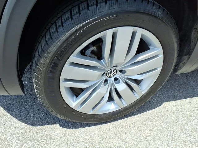 Used 2019 Black Volkswagen SEL Premium image 18