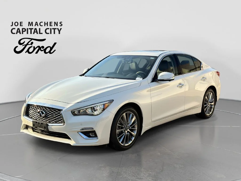Used 2023 White INFINITI LUXE image 9