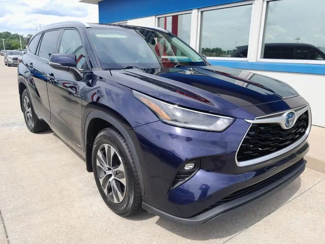 Used 2021  Toyota XLE image 3
