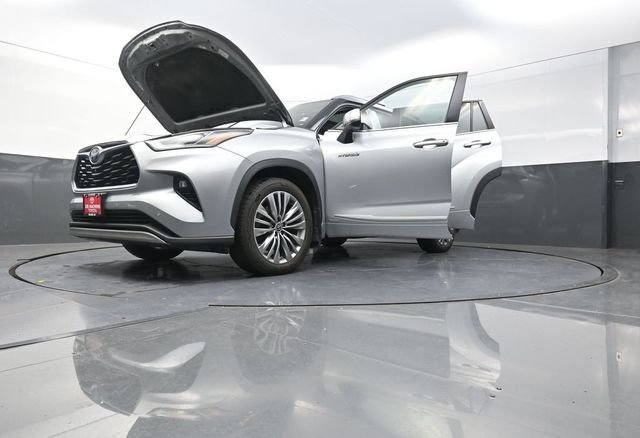 Used 2021 Silver Toyota Platinum image 41
