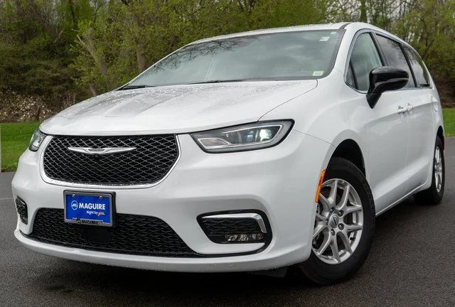 2024 Chrysler Pacifica Touring L's photo
