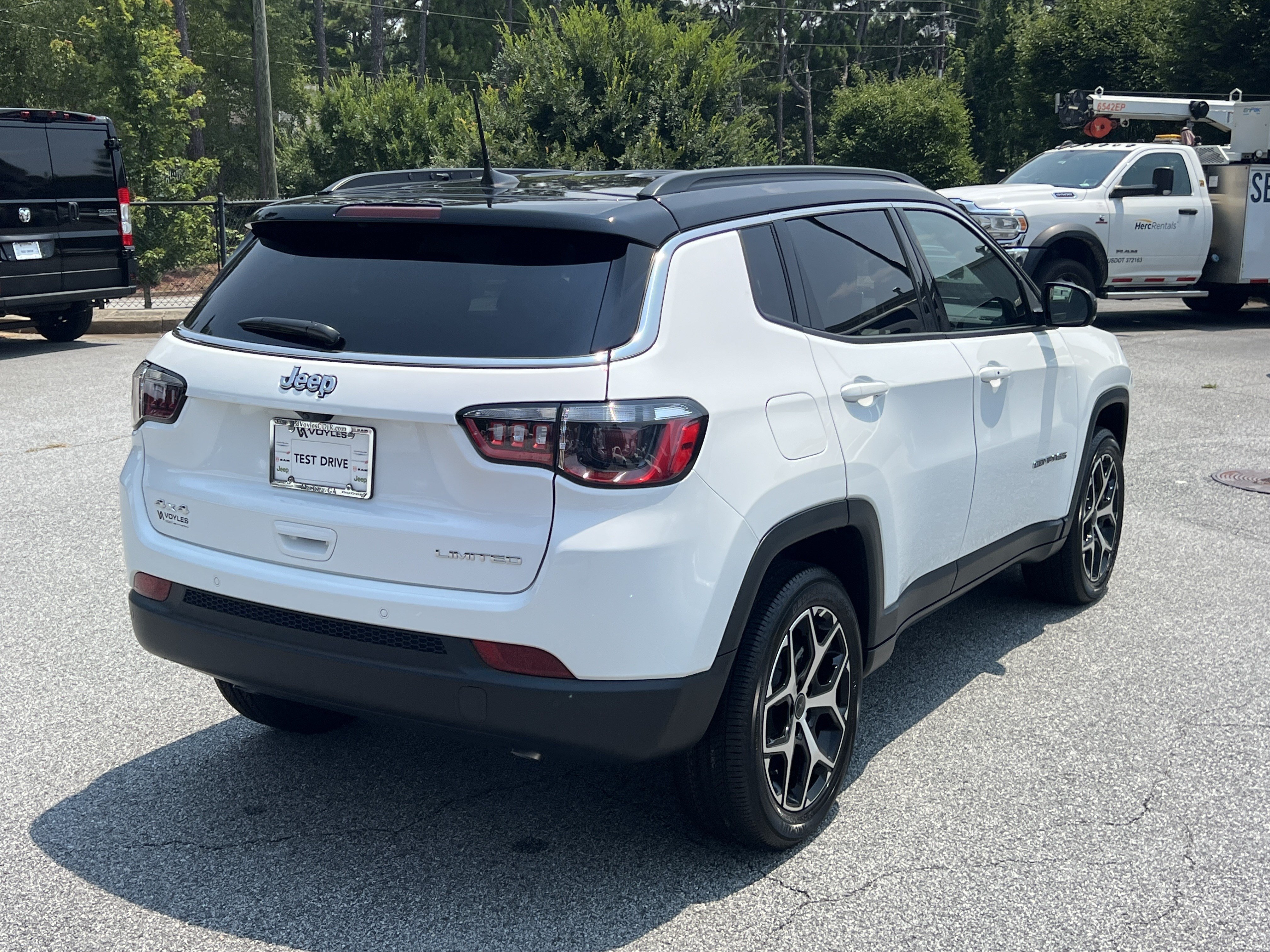 New 2026 Bright White Clear-Coat Exterior Paint Jeep Limited image 8