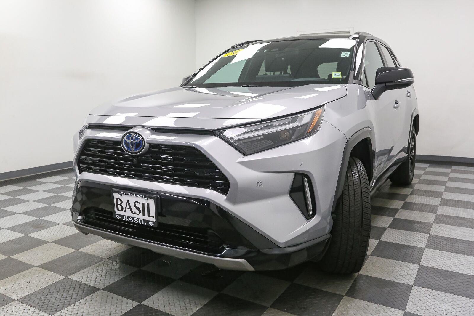 Used 2023 Silver Sky Metallic w/Midnight Black Metallic Roof Toyota XSE image 4