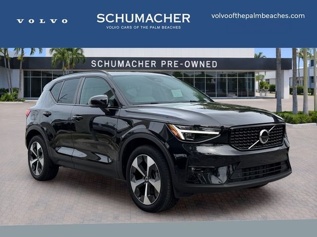 2025 Volvo XC40 B5 Plus Dark Theme
