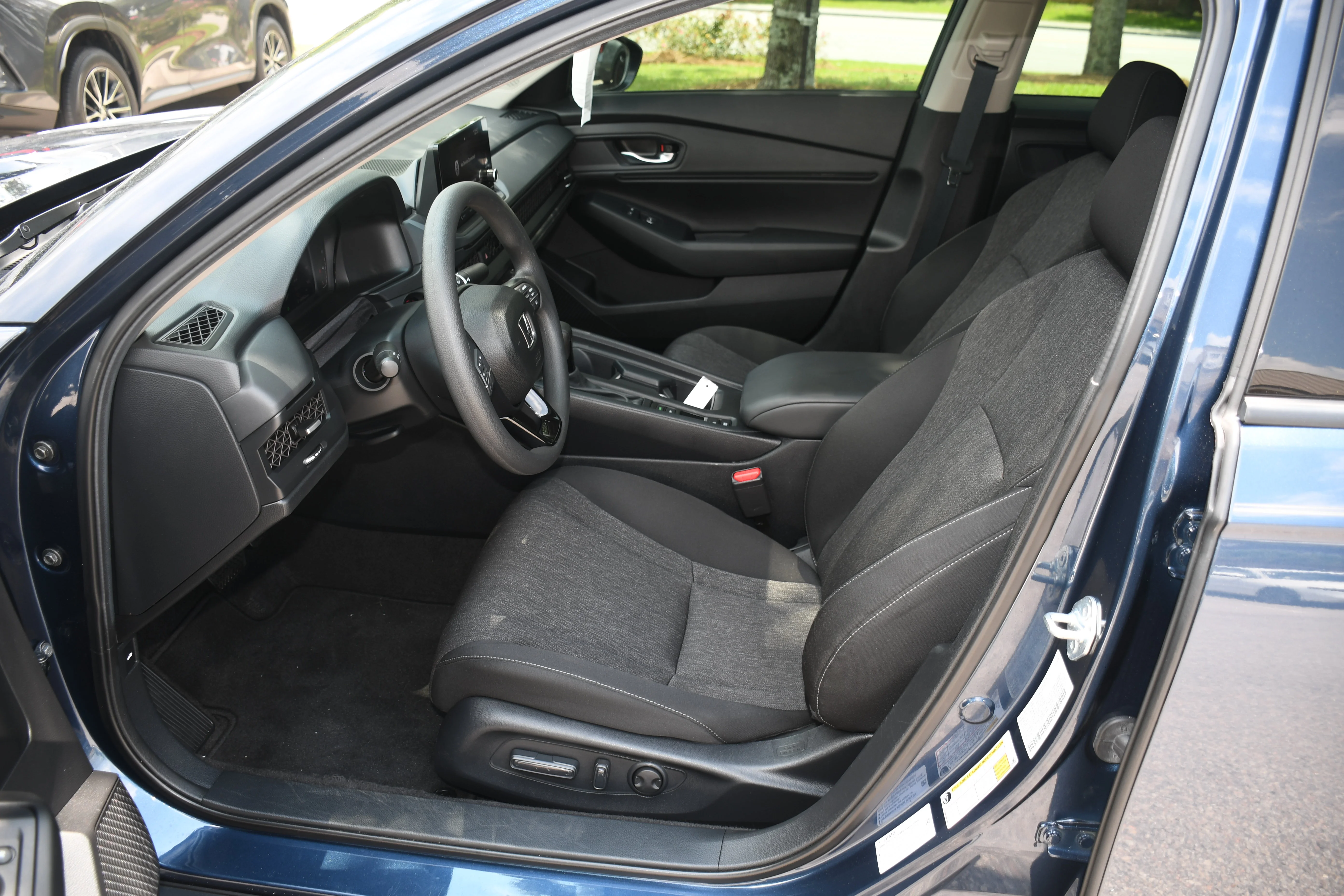 Used 2025 Blue Honda SE image 8