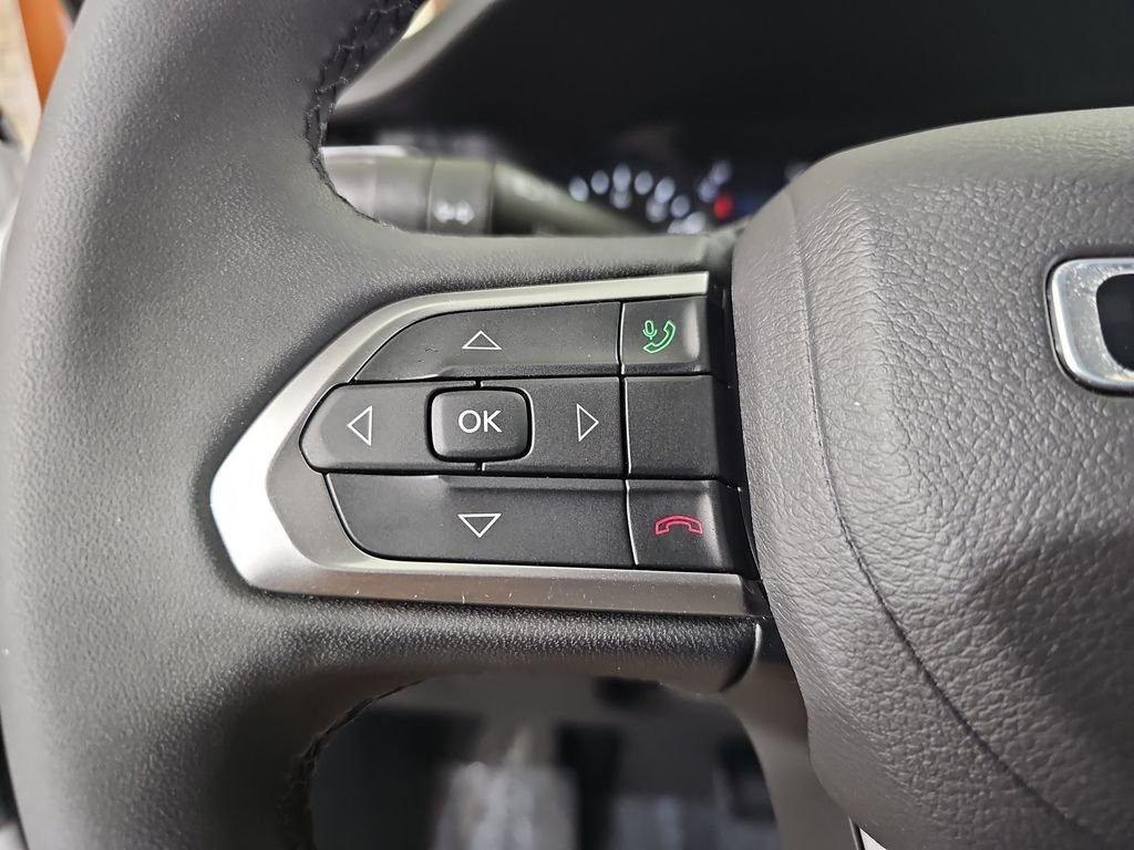 Used 2024 White Jeep Latitude image 19