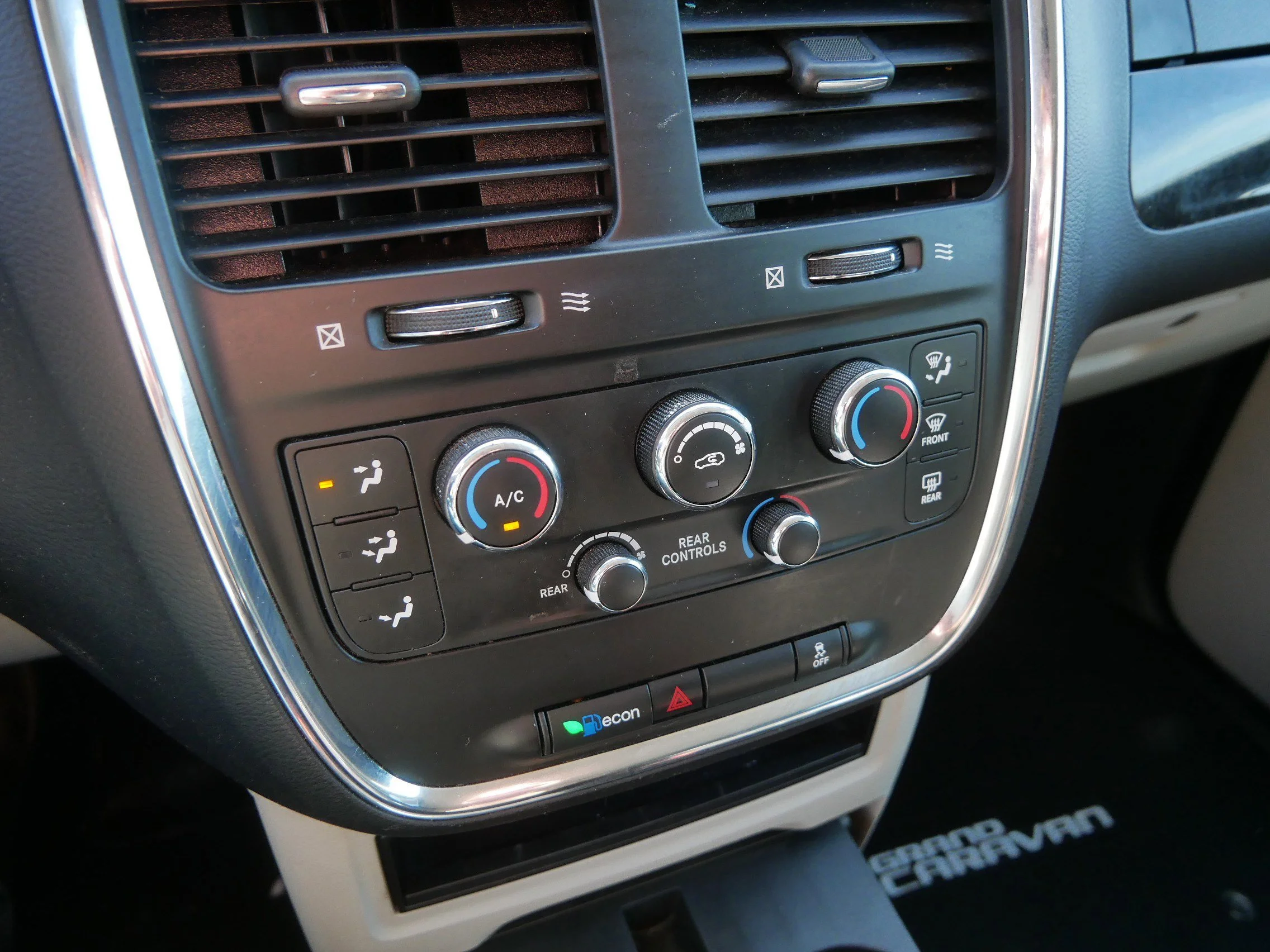 Used 2017 White Knuckle Clearcoat Dodge SE image 28