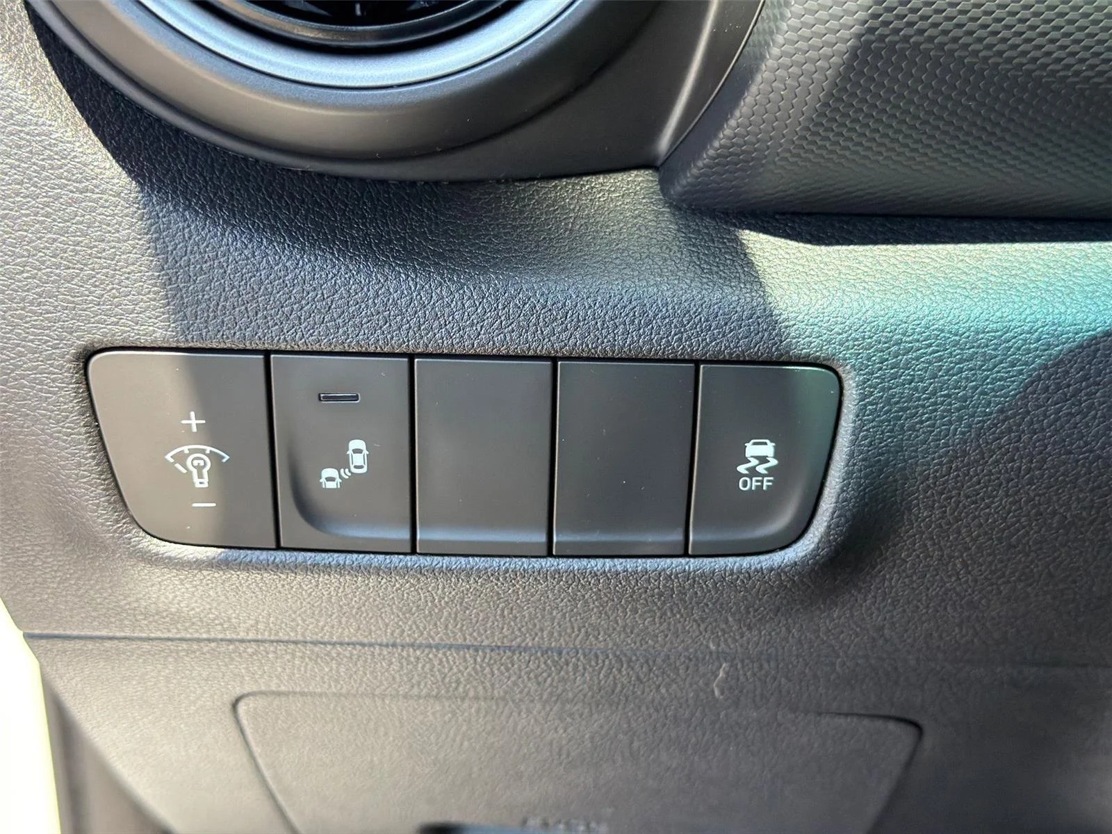 Used 2018 Chalk White Hyundai SEL image 19