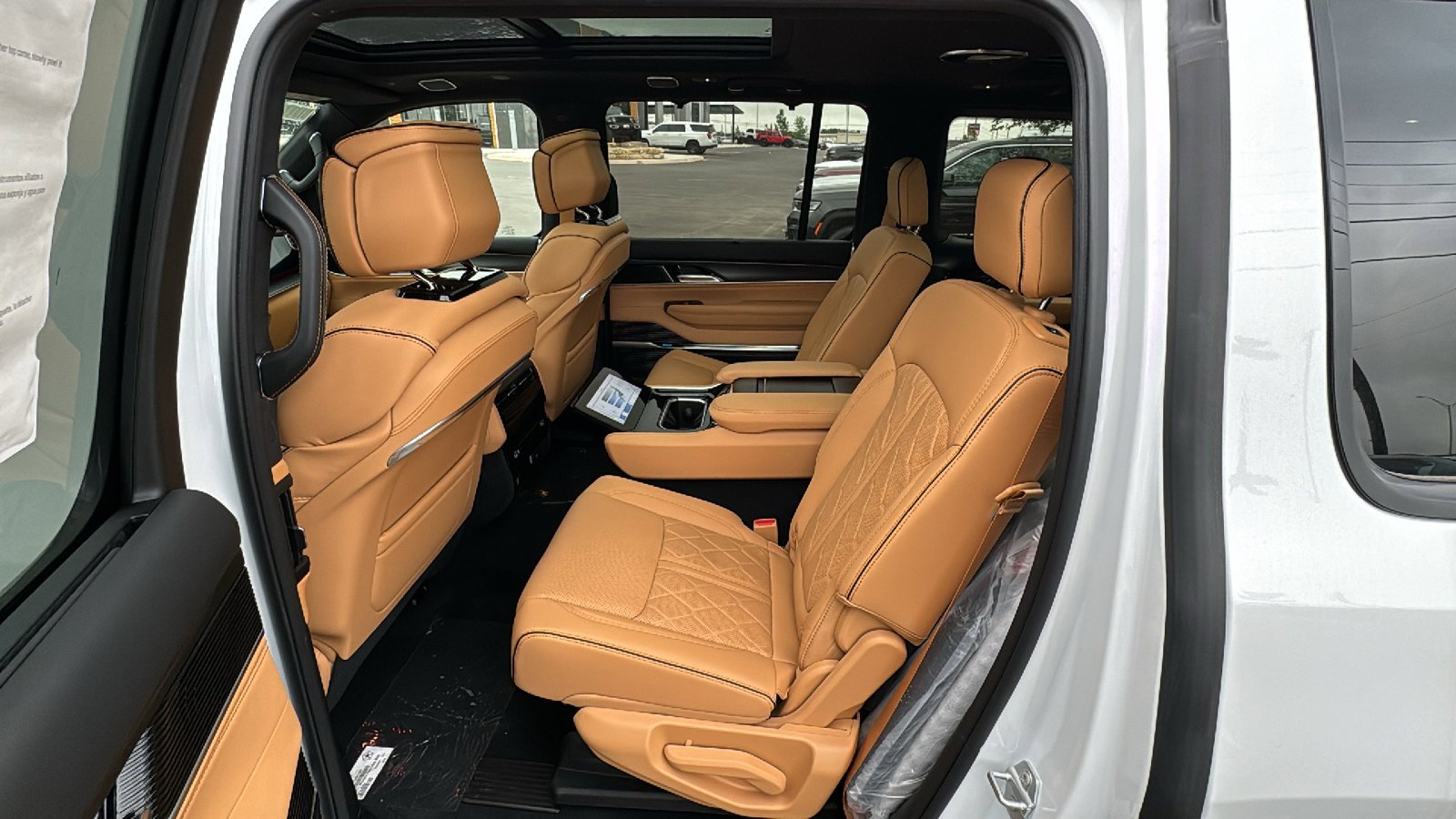 New 2026 Bright White Clear-Coat Exterior Paint Jeep Summit Reserve image 15