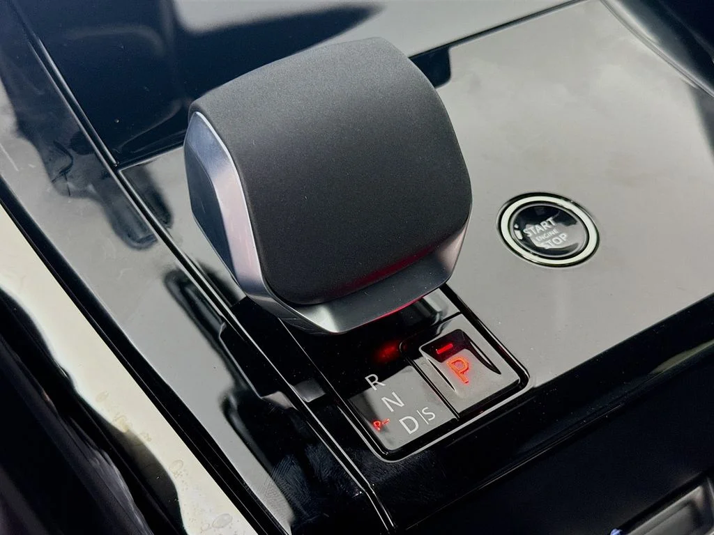 New 2026 Santorini Black Land Rover Dynamic SE image 18