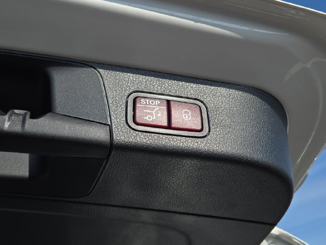New 2026 Polar White Mercedes-Benz GLB250 image 34