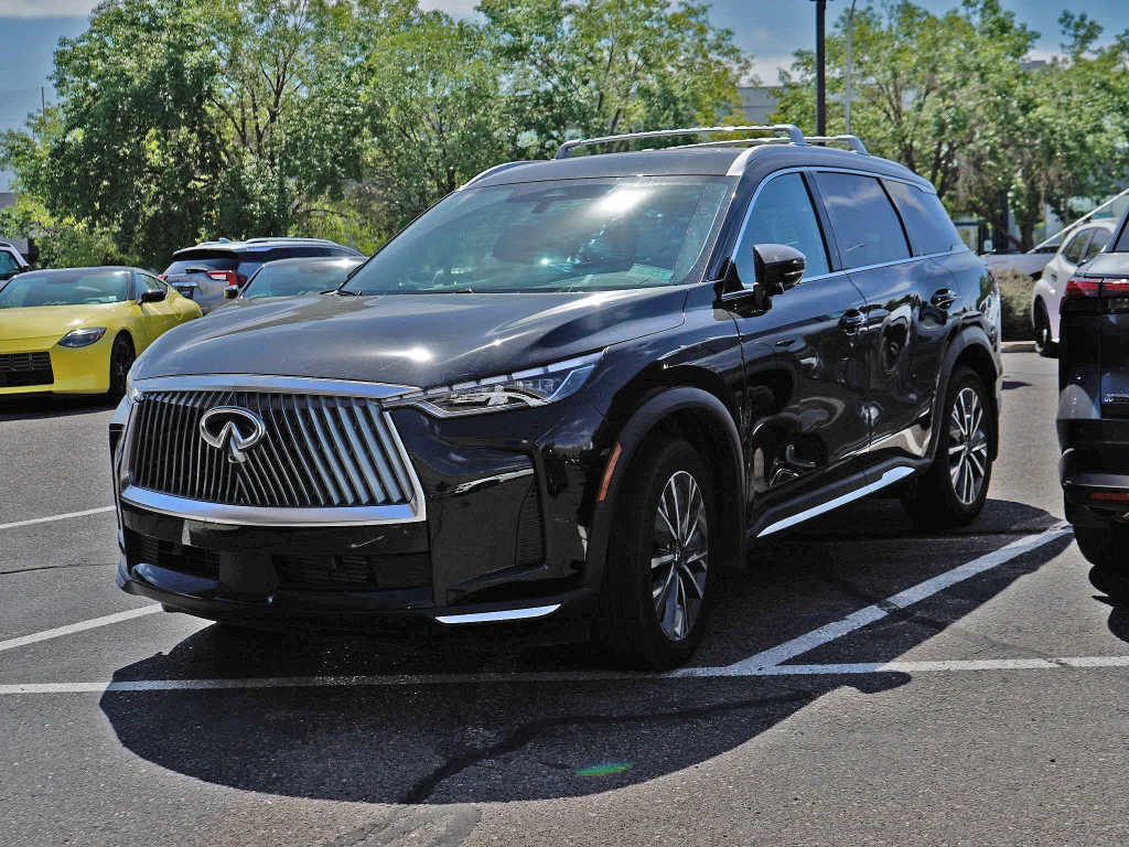 Certified Used 2026 Mineral Black INFINITI LUXE image 19