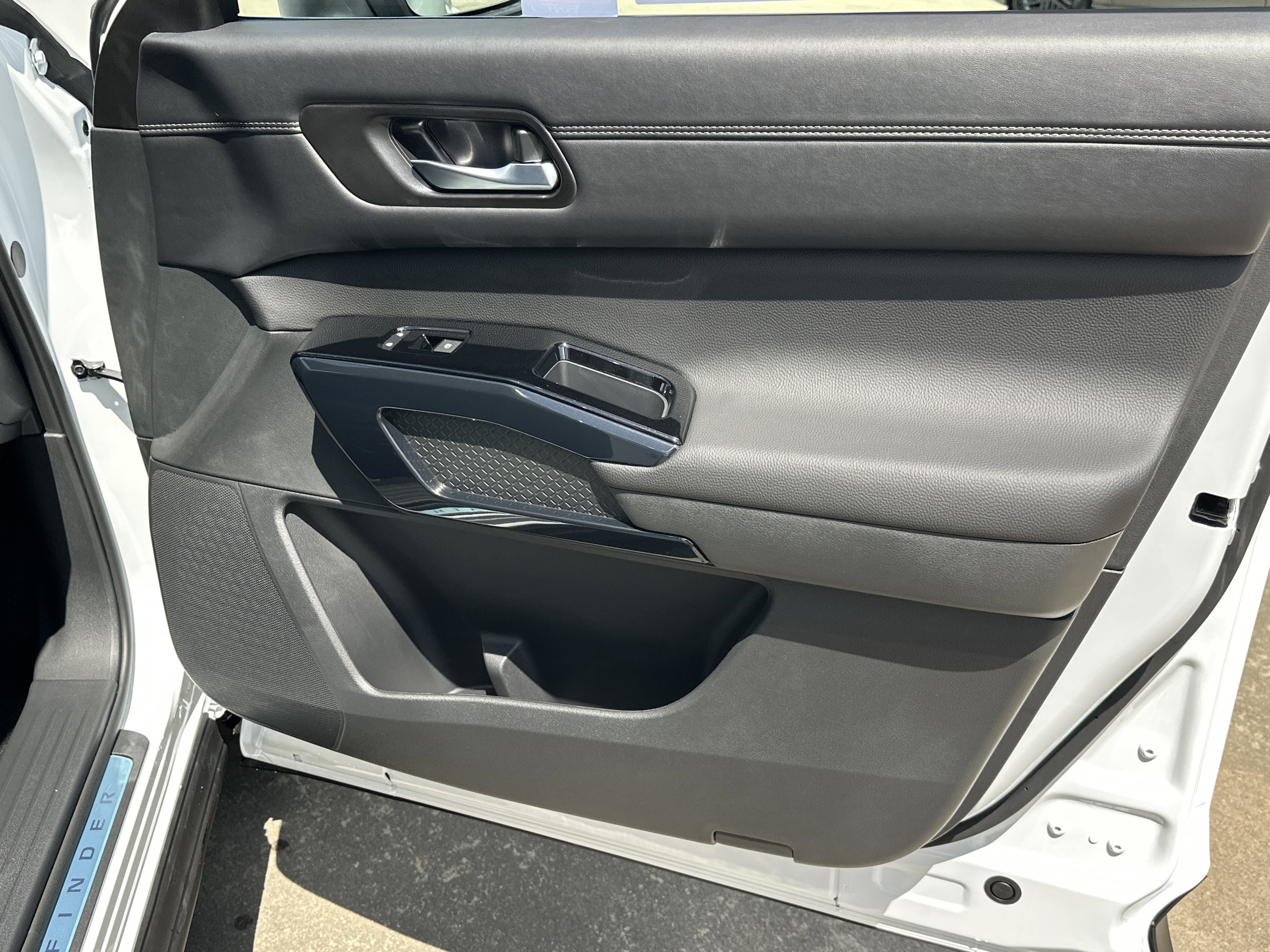 New 2026 Everest White Pearl Tricoat Nissan Platinum image 15