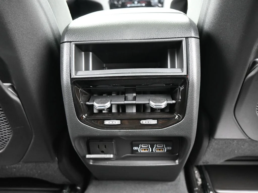 New 2026 Diamond Black Crystal Pearl-Coat Exterior Paint Jeep Laredo X image 38