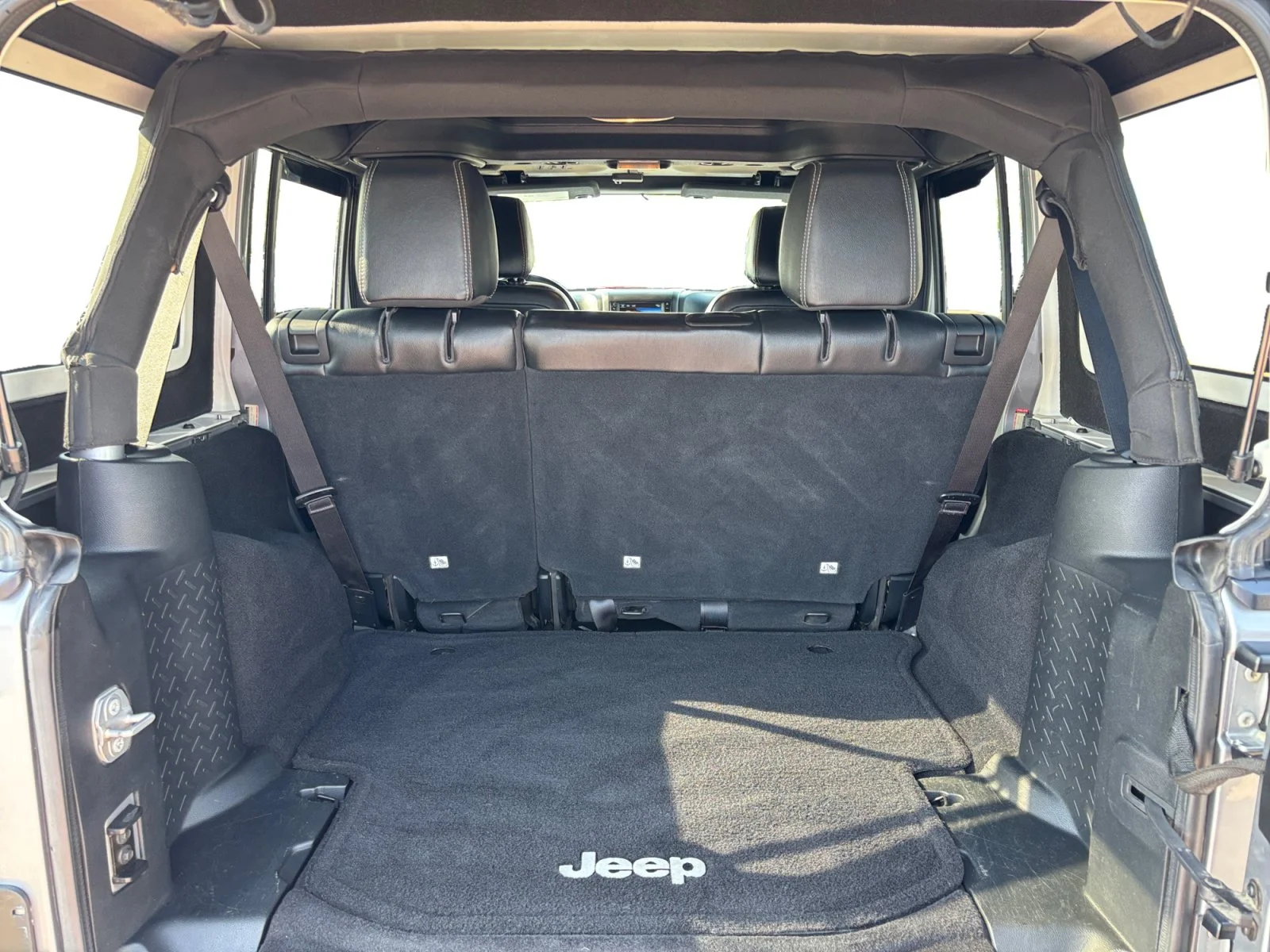 Used 2016 Silver Jeep Sahara image 19