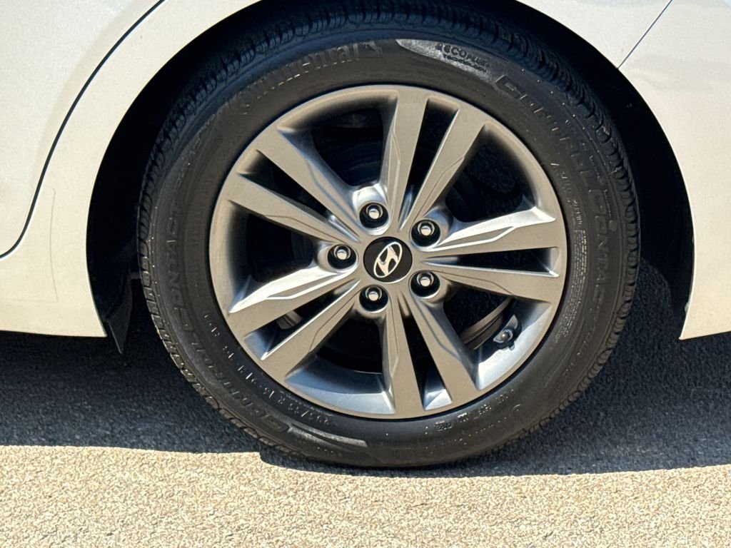 Used 2017 Silver Hyundai SE image 9
