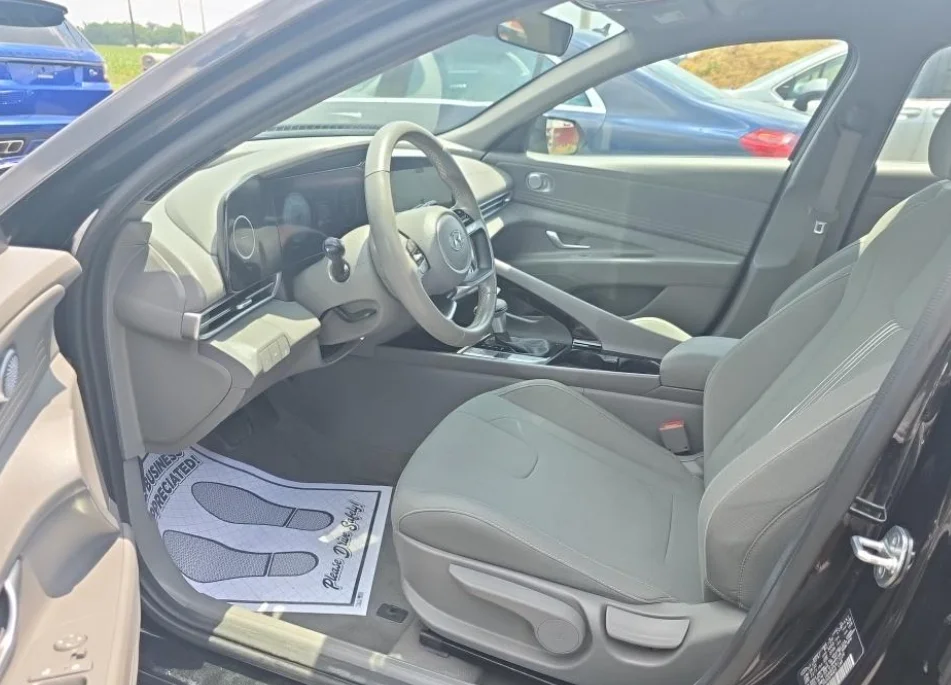 Used 2023 Black Hyundai SEL image 12