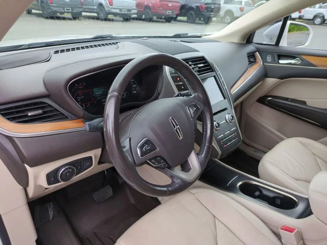 Used 2019 White Lincoln Select image 15
