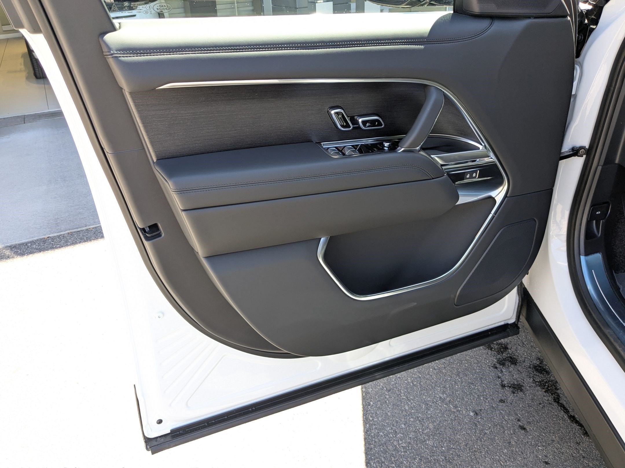 New 2026 Fuji White Land Rover P400 SE LWB 7 Seat image 12