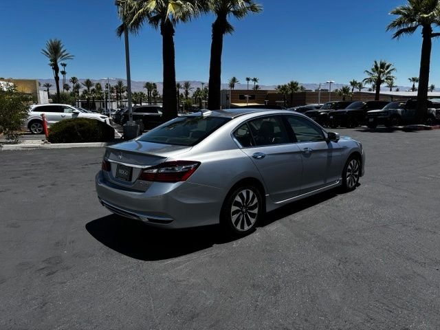 Used 2017 Lunar Silver Metallic Honda Touring image 5