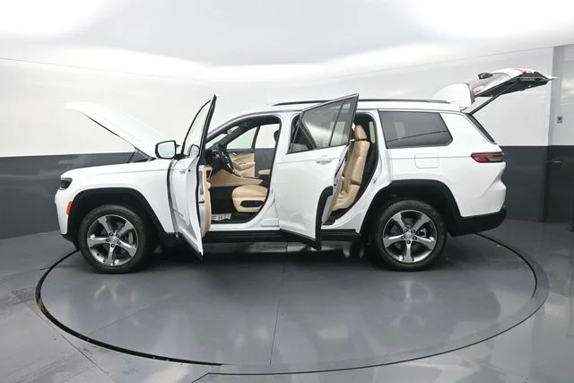 New 2026 Bright White Clear-Coat Exterior Paint Jeep Limited image 33