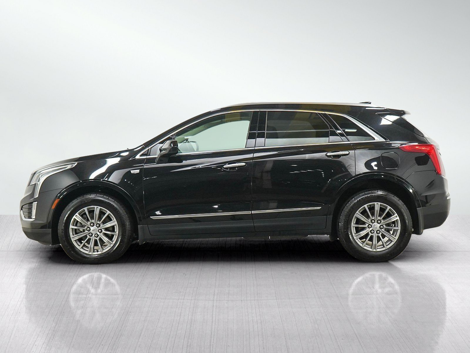 Used 2017 Cadillac XT5 Luxury with VIN 1GYKNBRS0HZ120621 for sale in South Saint Paul, Minnesota