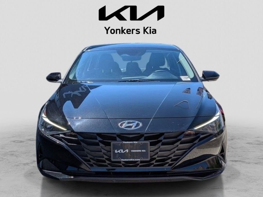 Used 2022 Black Hyundai SE image 3