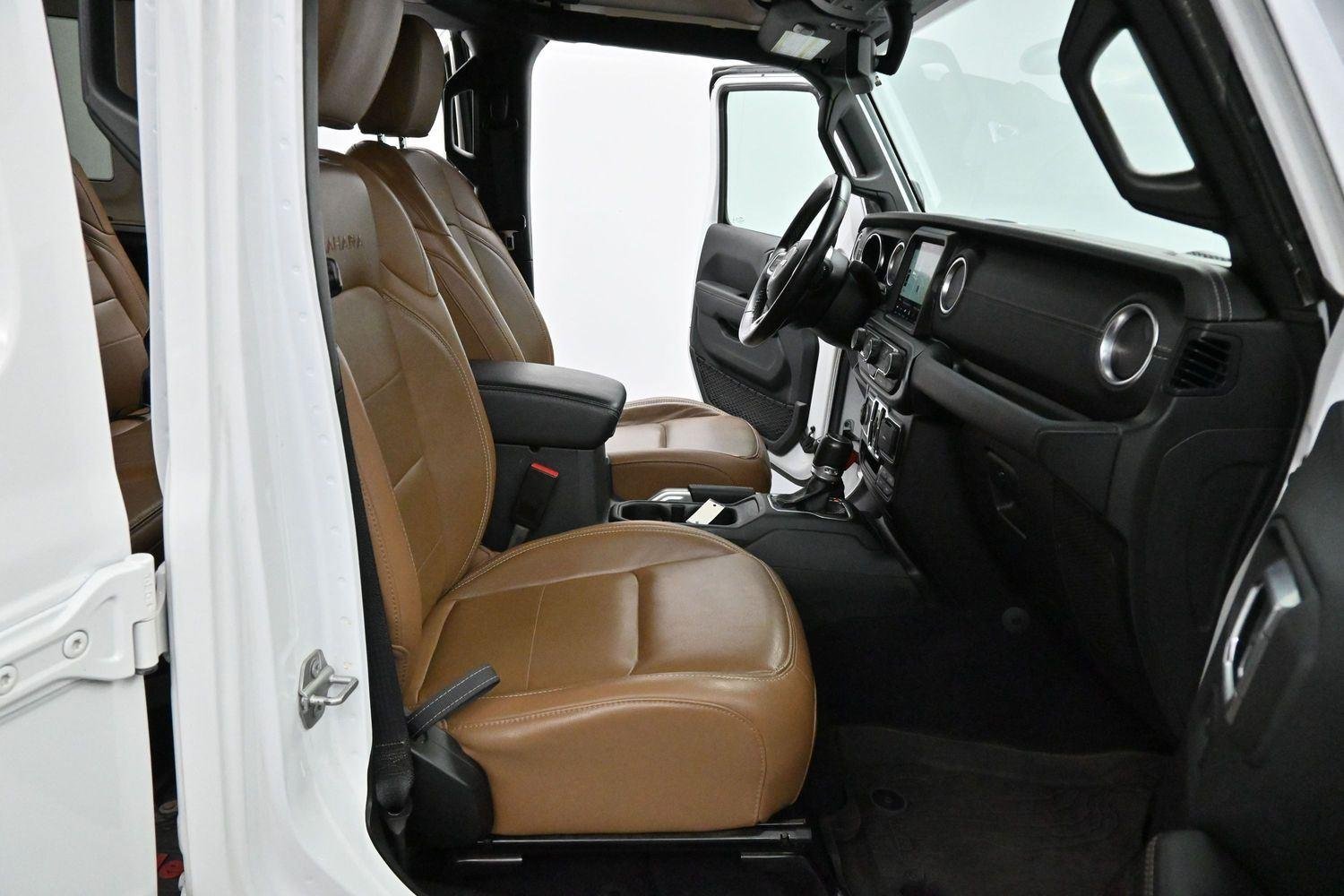 Used 2022 Bright White Clearcoat Jeep Unlimited Sahara image 30