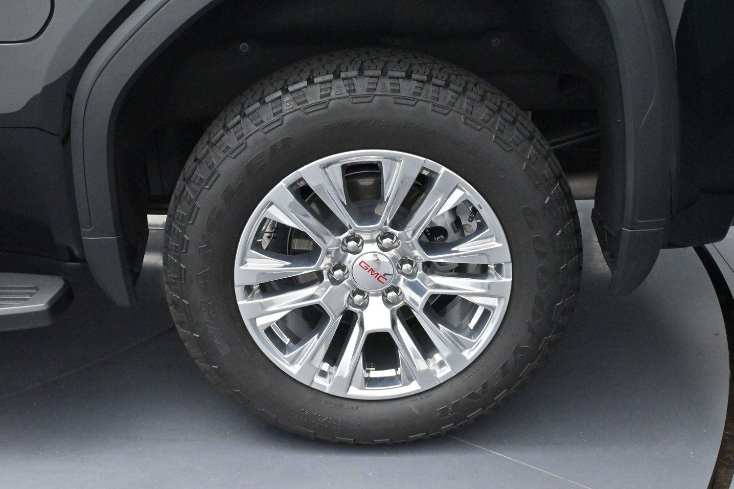 Used 2025 Onyx Black GMC Denali image 39