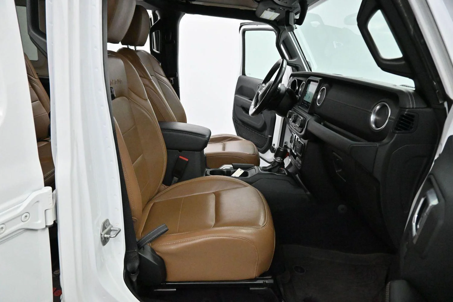 Used 2022 Bright White Clearcoat Jeep Unlimited Sahara image 30