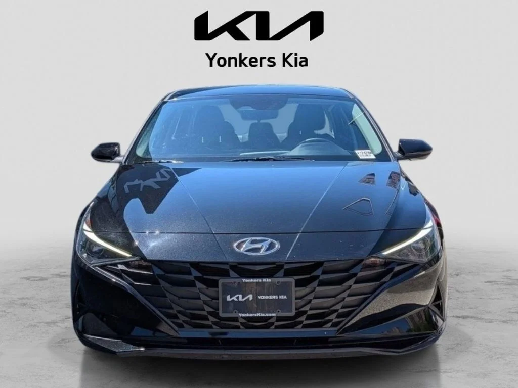 Used 2022 Black Hyundai SE image 3