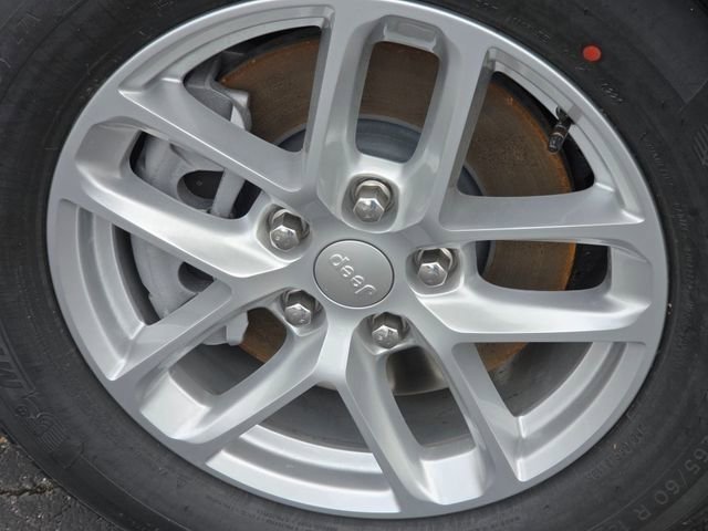 New 2026 Bright White Clear-Coat Exterior Paint Jeep Laredo image 22