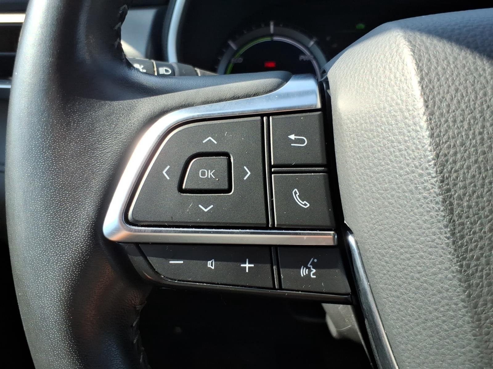 Used 2020 Midnight Black Metallic Toyota Hybrid XLE image 15