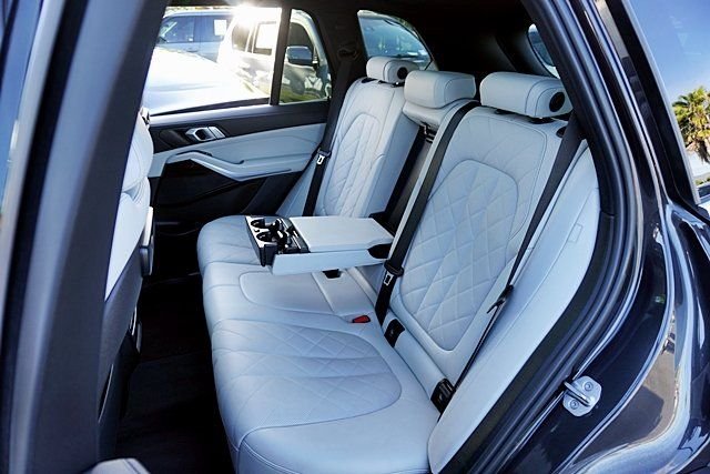 Used 2023 Gray BMW xDrive40i image 17