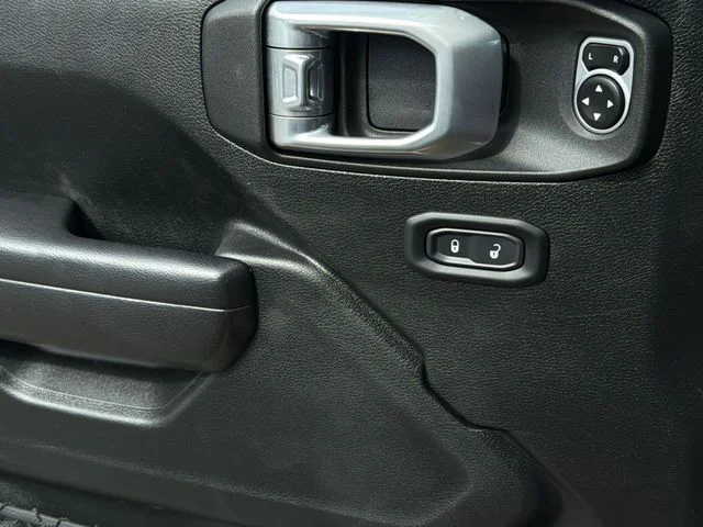 Used 2020 Black Jeep Mojave image 35