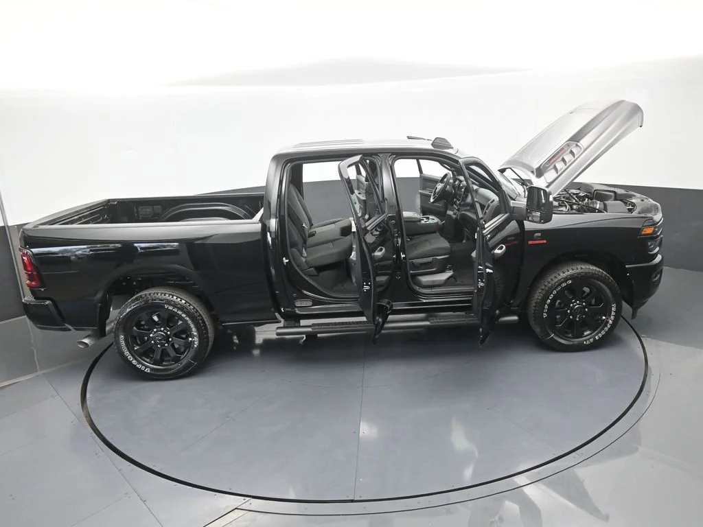 New 2026 Diamond Black Crystal Pearl-Coat Exterior Paint RAM Tradesman image 57