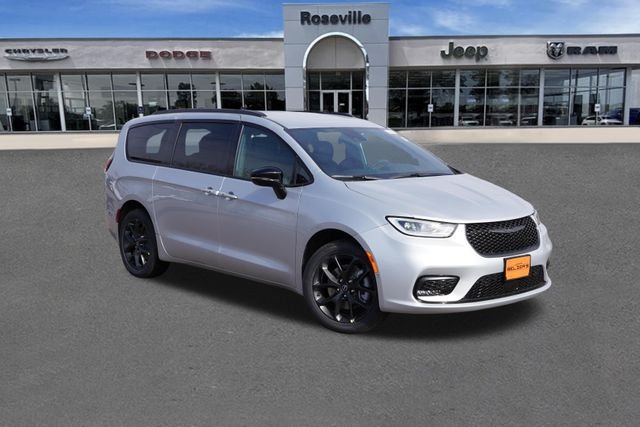 2026 Chrysler Pacifica Select AWD's photo