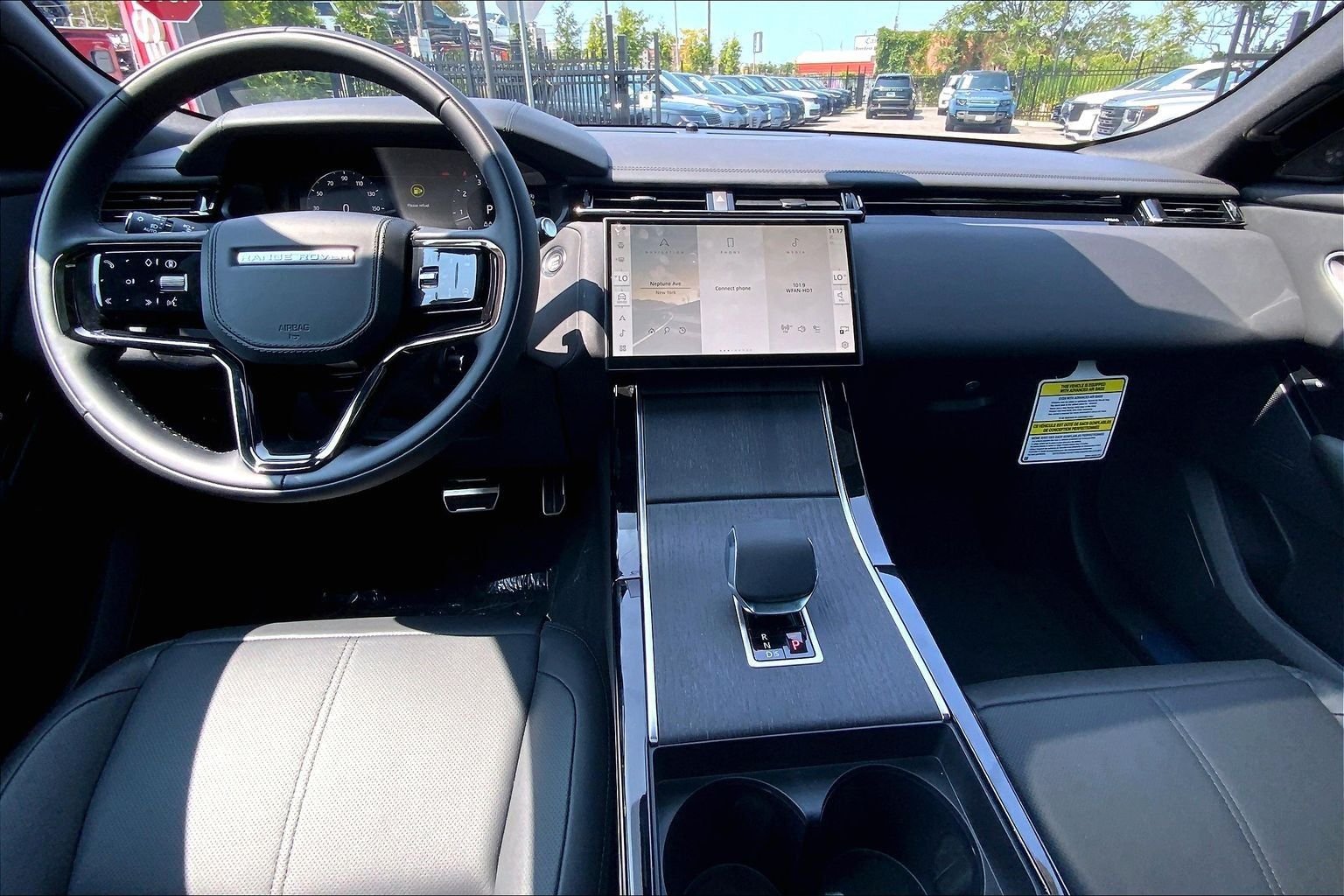New 2026 Santorini Black Land Rover Dynamic SE image 5