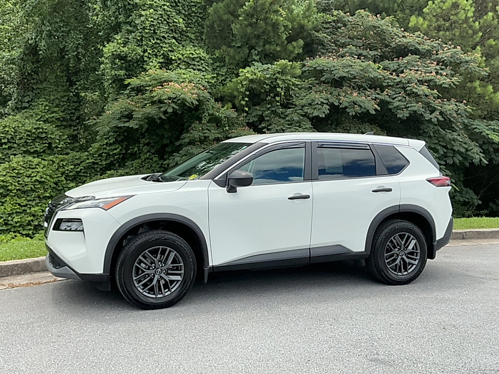 Used 2022 Glacier White Nissan S FWD image 1