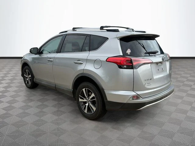 Used 2016 Silver Toyota XLE image 5